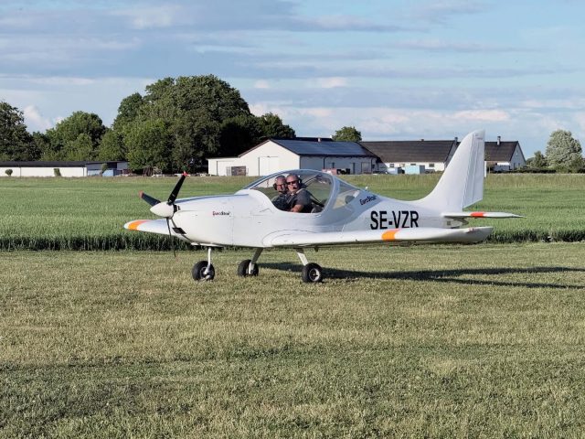 Grattis Jonas! och tack för att Du sett till att vi lyckats med att leverera vår tredje UL-pilot i år.