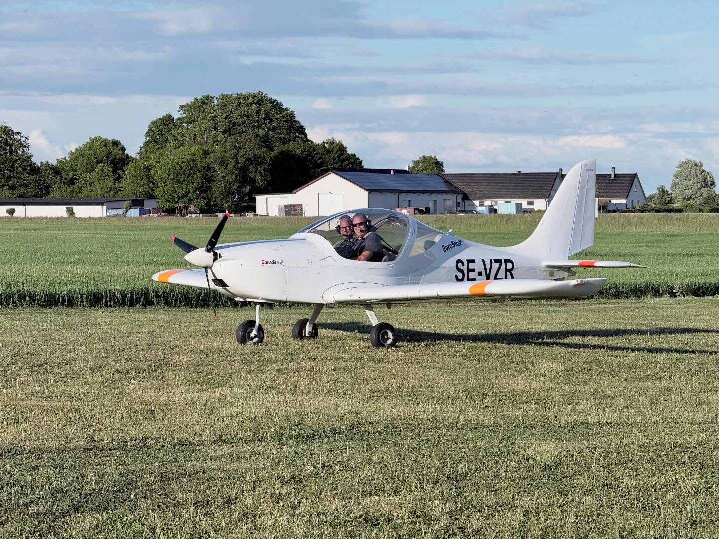 Grattis Jonas! och tack för att Du sett till att vi lyckats med att leverera vår tredje UL-pilot i år.